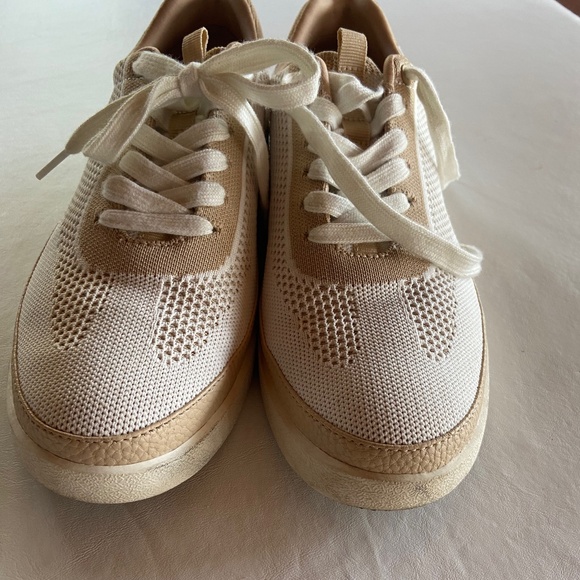 Vionic women’s sneaker - Picture 3 of 6